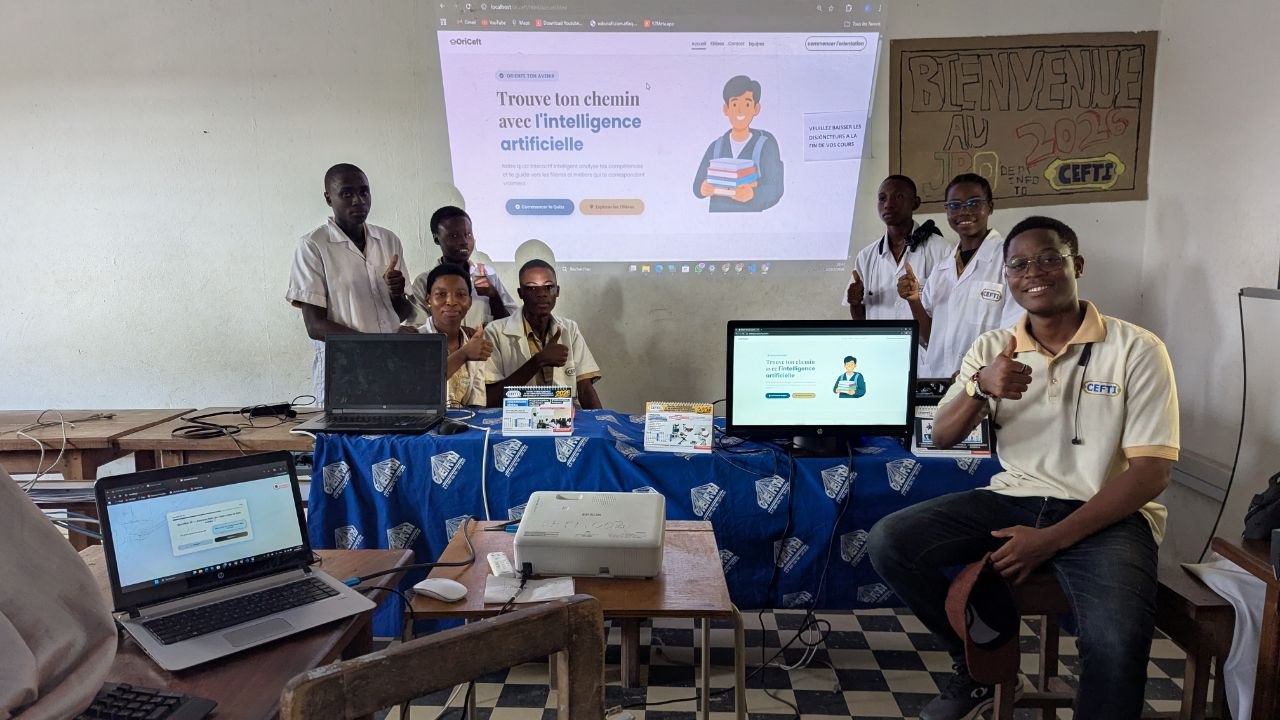 Israel Tientcheu accompagnant un développeur junior, partageant son expérience en session de mentorat