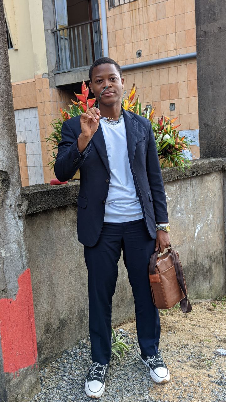 Portrait professionnel d'Israel Tientcheu, développeur Full-Stack basé au Cameroun